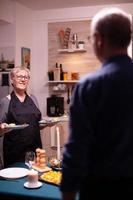 romantische ältere Frau in der Küche foto