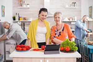 mit Tablet zum Kochen foto