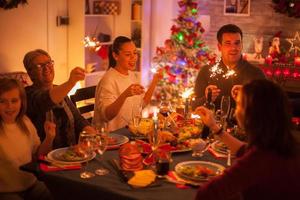 große glückliche Familie, die bei der Weihnachtsfeier singt foto