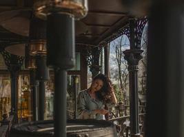 Mädchen mit spinnendem Haar auf der Straße foto