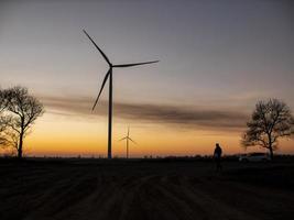 Silhouette eines Mannes geht zum Sonnenuntergang foto