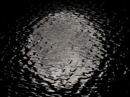 Mondlicht spiegelt sich im Wasser foto