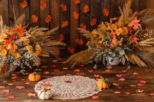 schöne Herbstphotozone mit bunten Blättern und Trockenblumen foto