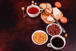 leckeres und nahrhaftes Frühstück mit Müsli, Müsli und Nüssen. gesundes Essen foto