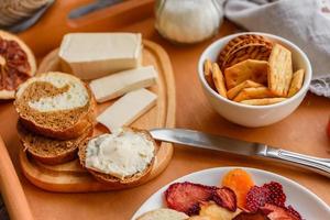 leckeres und nahrhaftes Frühstück mit Müsli, Müsli und Nüssen. gesundes Essen foto