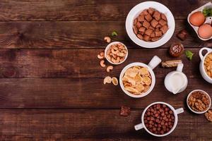 leckeres und nahrhaftes Frühstück mit Müsli, Müsli und Nüssen. gesundes Essen foto