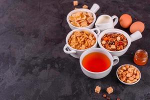 leckeres und nahrhaftes Frühstück mit Müsli, Müsli und Nüssen. gesundes Essen foto