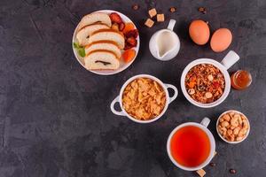 leckeres und nahrhaftes Frühstück mit Müsli, Müsli und Nüssen. gesundes Essen foto