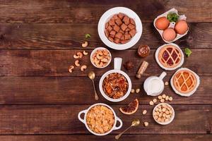 leckeres und nahrhaftes Frühstück mit Müsli, Müsli und Nüssen. gesundes Essen foto