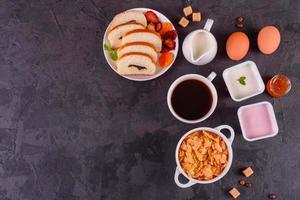 leckeres und nahrhaftes Frühstück mit Müsli, Müsli und Nüssen. gesundes Essen foto