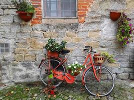 altes dekoratives Fahrrad in Montemonaco, Italien foto