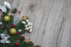 Weihnachtsfahnenmodell, Grußkartenschablone mit Dekorationen, flache Draufsicht auf hölzernem Hintergrund mit Kopienraum. Nahaufnahme