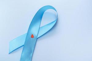 Konzept für den Weltdiabetestag 14. November. Symbolische Bogenfarbe zur Sensibilisierung für Diabetes-Tag auf hellem Hintergrund. foto