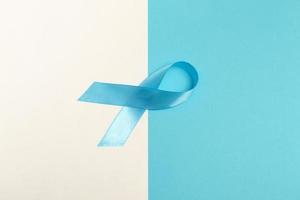 Weltdiabetestag. blaues Band auf weißem und blauem Hintergrund medizinische Gesundheitsschablone. foto