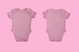 Rosa leere Babybody-Vorlage, Nahaufnahmemodell auf rosa Hintergrund. Vorder- und Rückseite. Babybody, Overall für Neugeborene. Sicht von oben foto