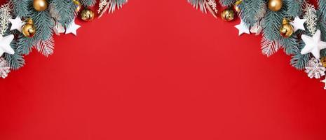 Banner mit flacher Weihnachtsdekoration auf rotem Hintergrund mit Kopienraum für Winterurlaubsgrüße