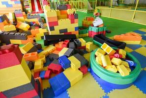 Kinderspielplatz drinnen im Vergnügungspark mit Puzzle-Spielzeug zum Spielen - im schönen Kinderspielplatz Spielzeug aus farbigem Kunststoff des Spielzimmers foto