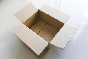 offener karton auf bodenhintergrund, erhöhte ansicht eines leeren kartons oder paketkastens. foto