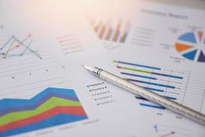 zusammenfassender Bericht im Statistikkreis Kreisdiagramm auf Papier Geschäftsdokument Finanzdiagramm und Diagramm mit Stift - Geschäftsbericht Diagramm zur Vorbereitung von Diagrammen foto