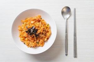 Kimchi gebratener Reis mit Algen und weißem Sesam foto