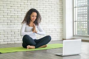 lateinische frau, die yoga online unterrichtet foto