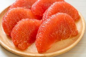 frische rote Pampelmuse oder Grapefruit foto