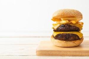 Hamburger oder Beefburger mit Käse und Pommes frites foto