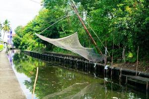 Fischernetze hängen am Kanal foto