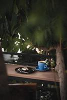 Brownie und heißer Kaffee auf Holzbar foto