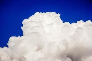 Wolken auf blauem Himmelshintergrund. Platz für Text oder Werbung foto