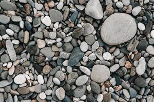 Kiesmuster aus farbigen Steinen. abstrakte Natur Kieselsteine Hintergrund. Stein Hintergrund. Meer Kieselstrand. Ansicht von oben.