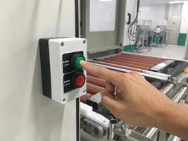 Handberührung auf Knopfmaschine in der Fabrikindustrie foto