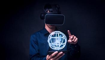 Geschäftsmann, der eine Brille über eine Brille verwendet, um das virtuelle globale .3d-Geschäftsdiagramm der VR-Brille zu überprüfen foto