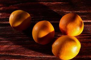 Orangenfrüchte auf dem Tisch. orange Farbe foto