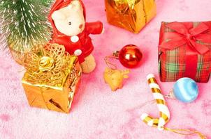 Geschenkbox und Dol für Weihnachtshintergründe-Konzept foto