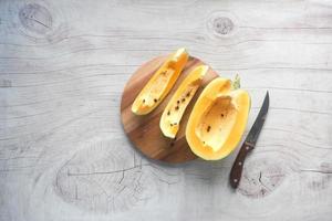 Stück Papaya auf weißem Teller, foto