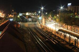 Zeit Ablauf oder lange Exposition Fotografie von der Verkehr auf das Straße beim Nacht und Eisenbahn Zug foto