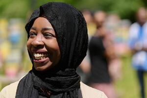 froh Mitte östlichen Muslim Frau im Hijab lächelnd hell im ein natürlich Bienenhaus foto