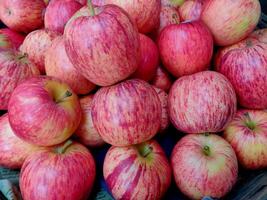 ein Jute Korb voll von Hybrid Äpfel gehalten zum Verkauf im das Markt foto