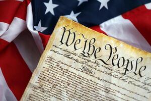 Präambel zu das Verfassung von das vereinigt Zustände und amerikanisch Flagge schließen oben foto
