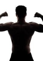 Der Rücken des muskulösen Mannes in der Silhouette foto