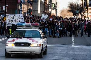 Montreal, Kanada 2. April 2015 - Polizeiauto vor den Demonstranten, die den Verkehr kontrollieren foto