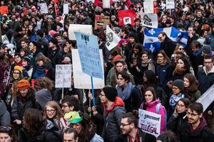 Montreal, Kanada 2. April 2015 - Demonstranten halten alle Arten von Schildern, Fahnen und Plakaten in den Straßen. foto