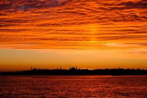 schöne goldene farben des sonnenuntergangs in istanbul, türkei. foto