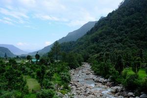 wunderschönes Himalaya-Tal und fließendes Wasser des Flusses Ganges. foto