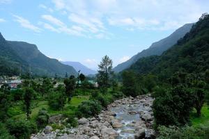 wunderschönes Himalaya-Tal und fließendes Wasser des Flusses Ganges. foto