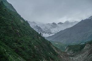üppiges Grün bedeckter Berghang des Himalaja und Quellen des Gletscherwassers. foto