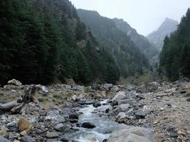 wunderschönes Himalaya-Tal und fließendes Wasser des Ganges foto