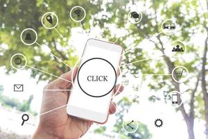 Konzeptsymbol von Social Media auf einem Telefon mit einem weißen Mockup-Bildschirm ein Mann, der ein Smartphone hält. Konzepttechnologie Internet Social Media mit grünem Naturhintergrund foto