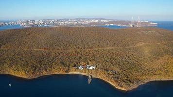 Luftaufnahme der Küste der russischen Insel. foto